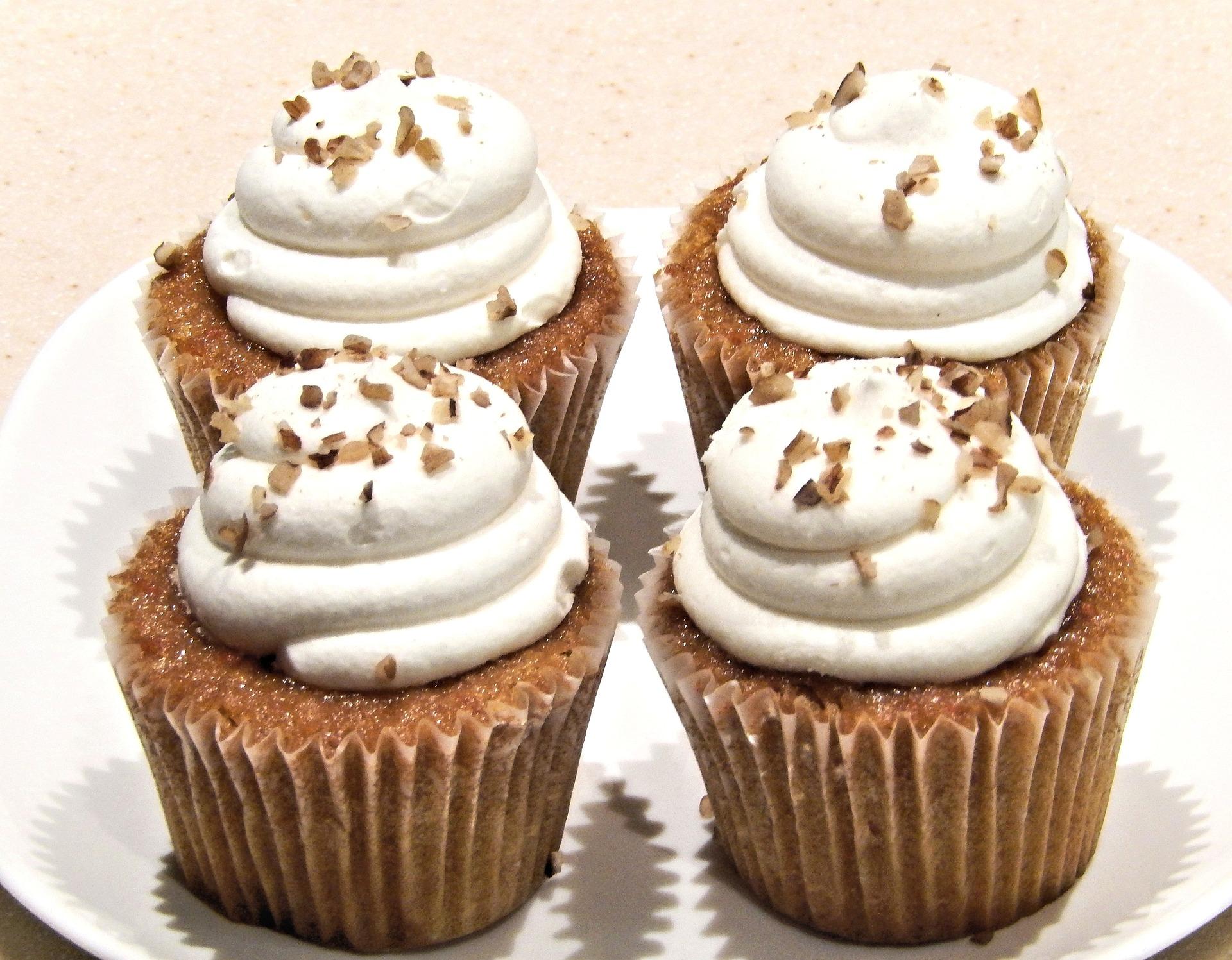 Carrot cupcakes with cream cheese frosting fondue